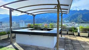 una cocina al aire libre con vistas a las montañas en Moderno y amplio apartamento cerca a centros comerciales, en Ibagué