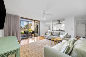 Ruang duduk di Hacienda Apt 2- Waterfront Escape On the Canal