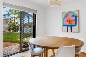 Gambar di galeri bagi Hacienda Apt 2- Waterfront Escape On the Canal di Mooloolaba