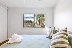 Katil atau katil-katil dalam bilik di Hacienda Apt 2- Waterfront Escape On the Canal +5 gambar