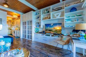 une pièce avec un bureau et des étagères avec des chaussures dans l'établissement Pohailani Paradise, AC, Ocean Views, Sunsets, à Lahaina
