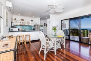 een keuken en eetkamer met een tafel en stoelen bij Shambala Pet Friendly Apartments Agnes Water in Agnes Water +21 foto's