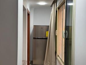 ein kleiner Kühlschrank in einem Raum mit Fenster in der Unterkunft رويال روف بالتجمع الخامس أمتداد الجامعة الامريكية in New cairo