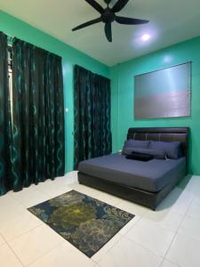 a bedroom with a bed and a ceiling fan at DeSyafiq Homestay in Kuala Kedah