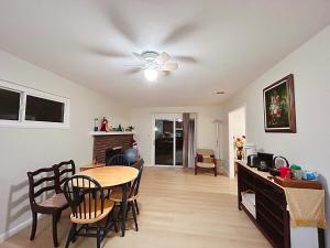 Un comedor y una sala de estar con mesa y sillas. en Tranquil Fremont Getaway - Comfortable 3BR 2BA Home, en Fremont