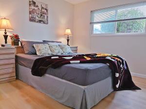 Un dormitorio con una cama grande en una habitación. en Tranquil Fremont Getaway - Comfortable 3BR 2BA Home, en Fremont