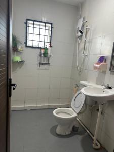 Ένα μπάνιο στο Belian Homestay Sibujaya