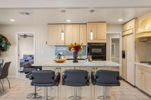 Η κουζίνα ή μικρή κουζίνα στο Bonita Home 4 Room- Local VIBE just 12 min to The Strip and Fremont