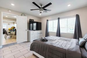 Ένα ή περισσότερα κρεβάτια σε δωμάτιο στο Bonita Home 4 Room- Local VIBE just 12 min to The Strip and Fremont