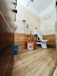 un baño con inodoro y lavabo en John's Heaven Valley, en Idukki