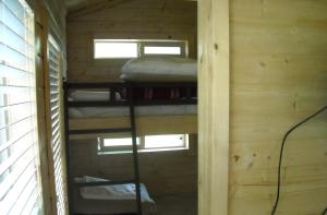 um quarto com três beliches num camarote em Yosemite Lakes Wheelchair Accessible Cottage 53 em Harden Flat