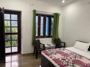 Ένα ή περισσότερα κρεβάτια σε δωμάτιο στο Birthi Waterfall Homestay