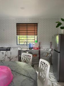 チャンルーンにあるVilla Cempaka Homestayのキッチン(ベッド1台、椅子2脚付) +11枚の写真