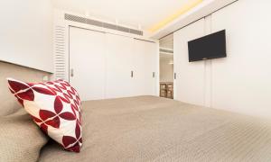 Televízia a/alebo spoločenská miestnosť v ubytovaní Hoposa Hotel & Apartaments VillaConcha