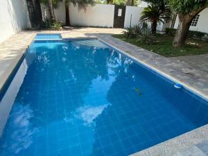 una piscina blu con piastrelle blu in un cortile di Villa Samari 3 casa campestre con piscina privada a Girardot Altre 5 foto