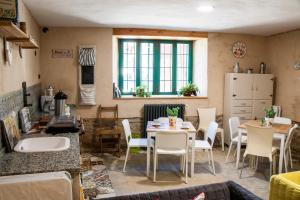 a kitchen and dining room with a table and chairs at Hotel Rural Casa Indie in Rabanal del Camino