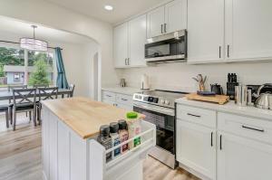 Η κουζίνα ή μικρή κουζίνα στο Spacious Comfy Home 2br, 2ba - 9 min to Tacoma Dome