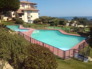 an overhead view of a swimming pool in a resort at Apartamento Playa Mar Azul in El Quisco