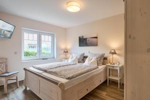 a bedroom with a large bed and a window at Villa Kanalblick, Schiffsdeck in Oldenbüttel