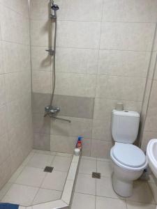 Bilik mandi di Ruslan Hotel 2