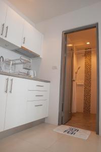 Kuchyň nebo kuchyňský kout v ubytování Deluxe Condo Mae Pim - Grand Blue Resort Rayong