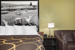 Postel nebo postele na pokoji v ubytování The Orchard Hotel Ukiah Wine Country Free Breakfast, Pool, & Hot Tub