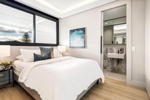 En eller flere senge i et værelse på Stunning Beach Views, Skye Tamarama Bondi