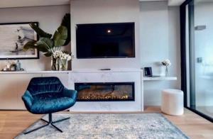 Et tv og/eller underholdning på Stunning Beach Views, Skye Tamarama Bondi + 3 billeder