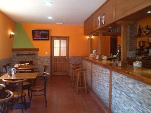 un bar con mesas y sillas en un restaurante en Hotel Rural La Pista en Vega de Rengos