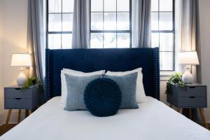 Un pat sau paturi într-o cameră la Bright Historic Home, Recently Renovated, Near Downtown, SCAD, & Starland Yard