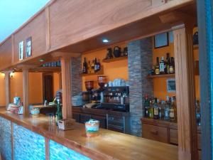 un bar en una habitación con una barra con botellas en Hotel Rural La Pista, en Vega de Rengos