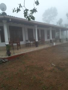 un edificio con un mucchio di panchine nella nebbia di Argyle rock bungalow a Hatton