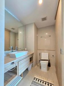 Bilik mandi di The Riviera Jomtien Condominium