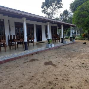 una casa con tavoli e sedie di fronte di Argyle rock bungalow a Hatton