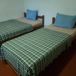due letti uno accanto all'altro in una stanza di Argyle rock bungalow a Hatton