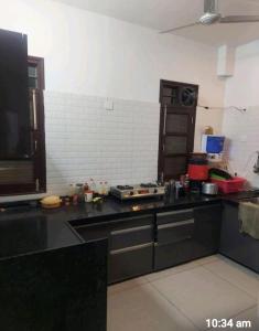 Kuchyň nebo kuchyňský kout v ubytování Karan villa homestay