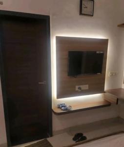 TV a/nebo společenská místnost v ubytování Karan villa homestay + 2 fotografie