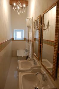 Baño con 2 lavabos y espejo en Affittacamere Le Fonti, en Arcidosso