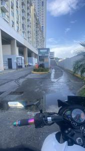 a view of the handlebars of a motorcycle on a street at Habitación en Ph Mistyc Towers in Panama City +1 photo
