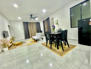 Ένα ή περισσότερα κρεβάτια σε δωμάτιο στο D' Irama Bachok Homestay +3 φωτογραφίες