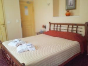 sypialnia z łóżkiem z dwoma ręcznikami w obiekcie Hotel Alexandre III w Cannes