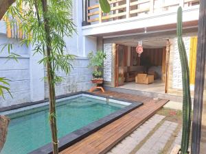 a swimming pool in the backyard of a house at Karmani Villa Managed by Alyssa Villa Management in Ujung +18 photos