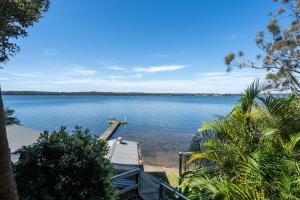 Imagen de la galería de Waterfront Vista Escape with Games Room Jetty Access & Expansive Views, en Summerland Point