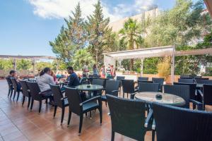 A restaurant or other place to eat at azuLine Hotel Bahamas y Bahamas II