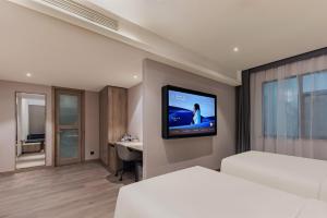 Ένα ή περισσότερα κρεβάτια σε δωμάτιο στο Atour Hotel Xujiahui Center +68 φωτογραφίες