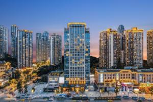 Blick auf eine Stadt mit hohen Gebäuden in der Unterkunft Chongqing From Hotel in Chongqing