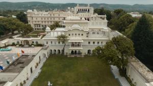 una vista aérea de un gran edificio blanco en The Raj Palace (Small Luxury Hotels of the World), en Jaipur 140 fotos más