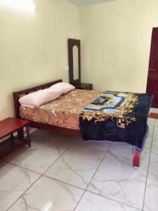 Puducherry Airpoertにあるvvj RESIDENCYの毛布がかけられたベッドのある寝室