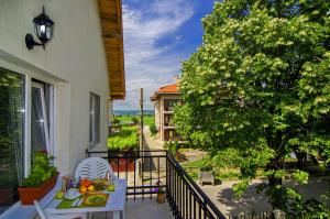 Un balcón con una mesa con fruta. en Bistra Guest Rooms en Kranevo