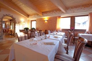 Reštaurácia alebo iné gastronomické zariadenie v ubytovaní Hotel Angelica